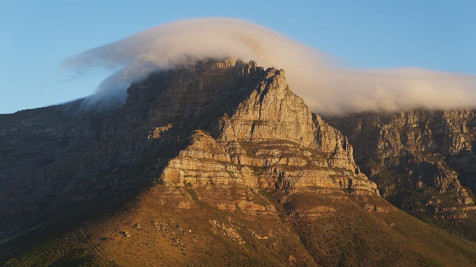 The 'tablecloth' cloud pouring over Table Mountain, Cape Town